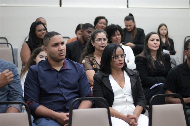 Plateia atenta durante palestra do Instituto Lobo do Sertão