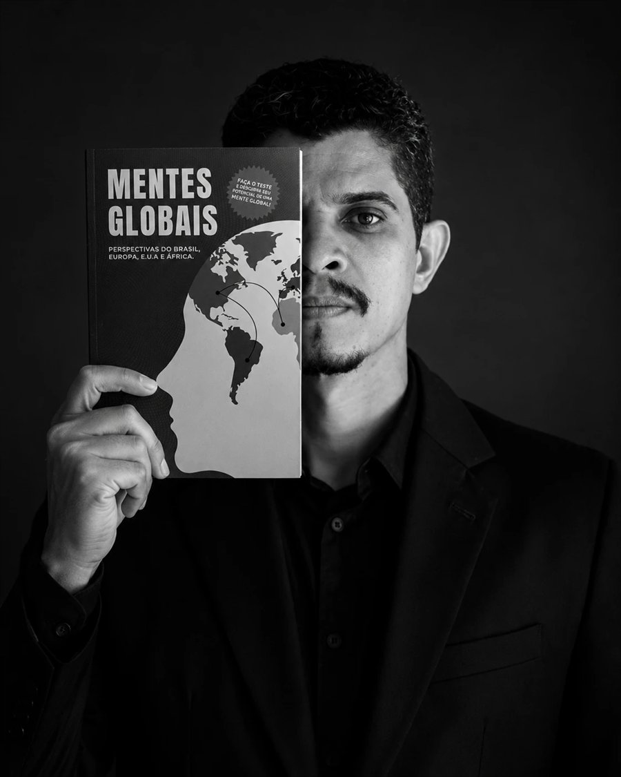 Keiler Lobo segurando o livro Mentes Globais