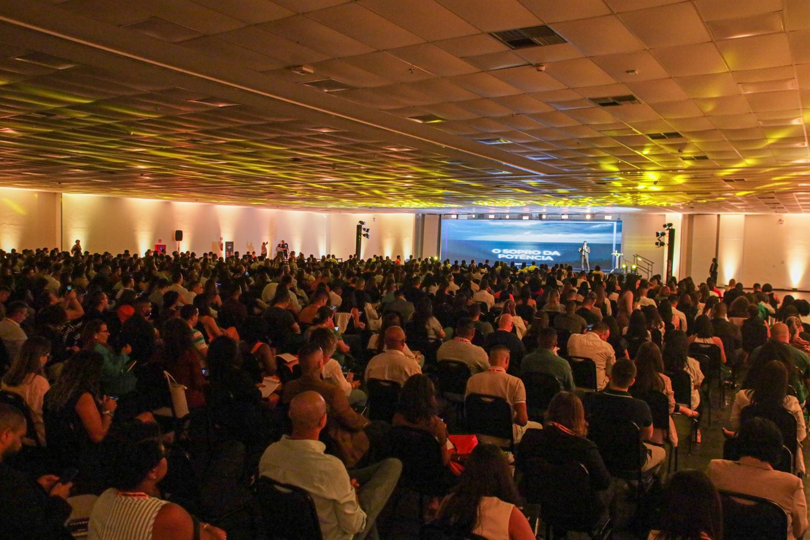 Plateia lotada em um evento anterior do Instituto Lobo do Sertão